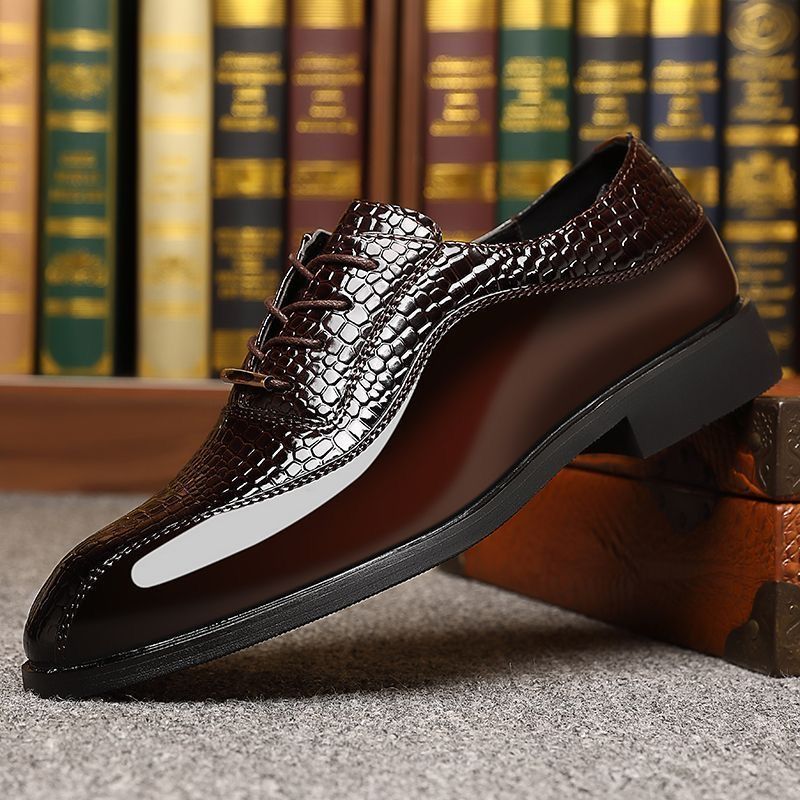 Men Fashion Korean Style - รองเท้าหนังแก้วผู้ชายสไตล์อังกฤษ หัวแหลม แบบเสริมส้น ซ่อนส้น แฟชั่นเกาหลี สำหรับช่างทำผม